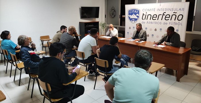 José Luis Figueroa y Leandro Cabrera (Mazinho) se reúnen con los entrenadores en La Palma