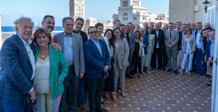 Representantes de la FIFT y autoridades locales en el almuerzo institucional de la UD Tenerife en el Real Casino de Santa Cruz.