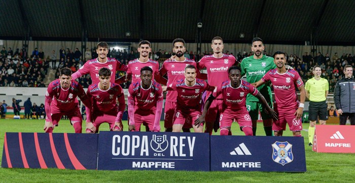 Jugadores del CD Tenerife celebran su avance a la Segunda Eliminatoria de la Copa del Rey tras vencer al CD Alfaro.