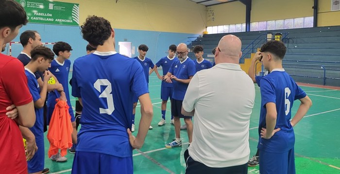 Jugadores de la Selección Canaria Sub-16 de Fútbol Sala escuchando al entrenador Tino García durante una sesión de entrenamiento en el Pabellón Castellano Arencibia.