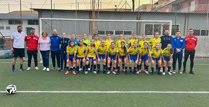 Selección Canaria Sub-14 femenina posando con el cuerpo técnico en el campo de fútbol Francisco Reyes 'El Chorrillo' durante su entrenamiento en Tenerife.