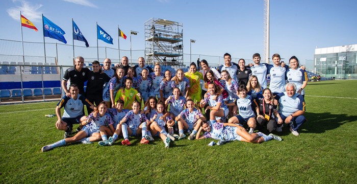La Selección Española Sub-19 femenina celebrando junto al cuerpo técnico tras completar con éxito la Ronda 1 de clasificación para el Campeonato de Europa Sub-19.