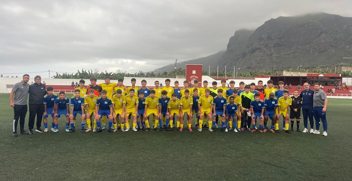 Jugadores y cuerpo técnico de las Selecciones Sub-16 y Sub-18 posando juntos en el campo de fútbol de Los Silos durante un entrenamiento en Tenerife.