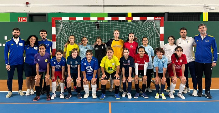 Jugadoras y entrenadores durante los primeros entrenamientos de las selecciones canarias Sub-12 y Sub-14 femeninas de fútbol sala en el Pabellón de La Esperanza.