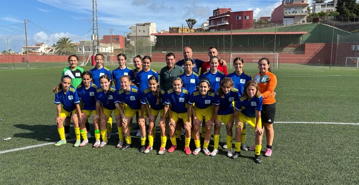 La Selección Canaria Sub-14 femenina durante un entrenamiento en el Complejo Deportivo de La Matanza como parte de su preparación para el Campeonato de España.
